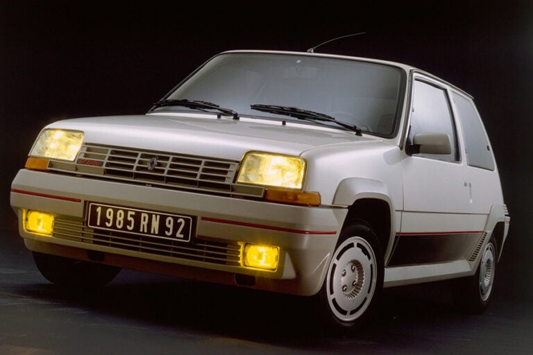 傑作ホットハッチは如何にして生まれた？「ルノー 5（サンク） GTターボ」──【世界の名車・珍車図鑑】Vol.02