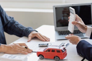 中古車購入の値引き交渉成功率は76%！ 平均値下げ額も市場調査で