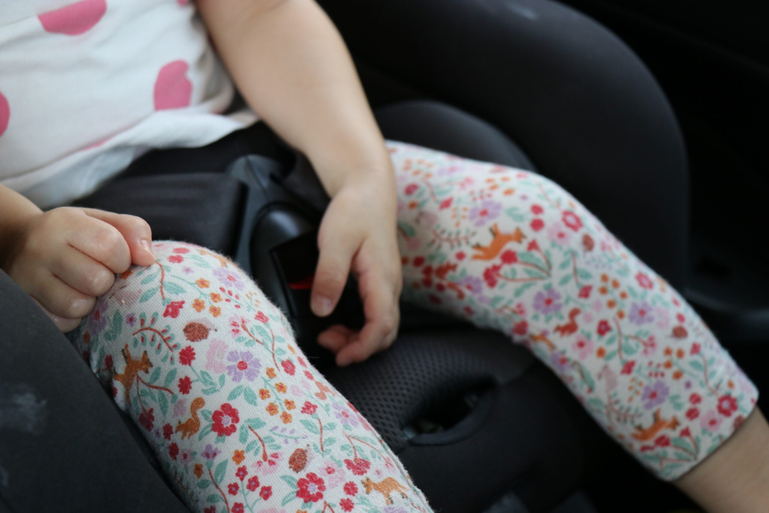 車内に置き去りにされた女の子
