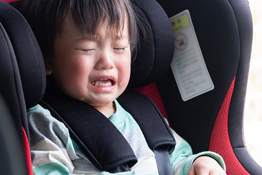 車内に置き去りになれて泣く子ども