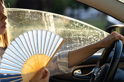夏の暑い車内の様子