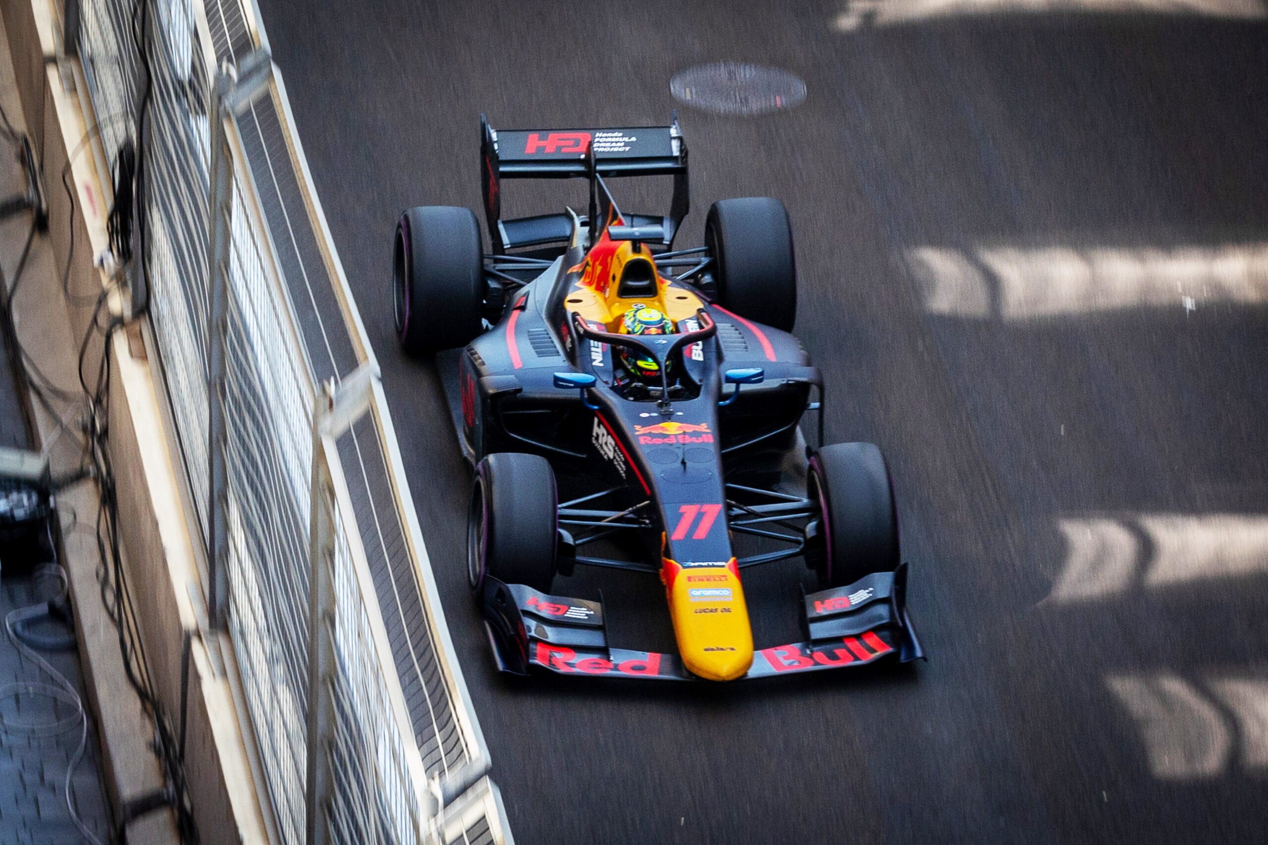 岩佐選手がドライブするF2マシンが、アゼルバイジャンのバクー市街地サーキットを疾走する。