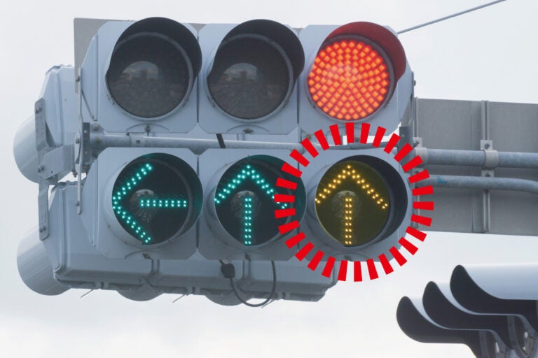 信号機の黄色い矢印イメージ