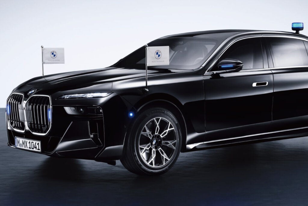 世界初の防弾仕様EVをBMWが発表！ 世界のVIPカーと何が違う？ | KURU