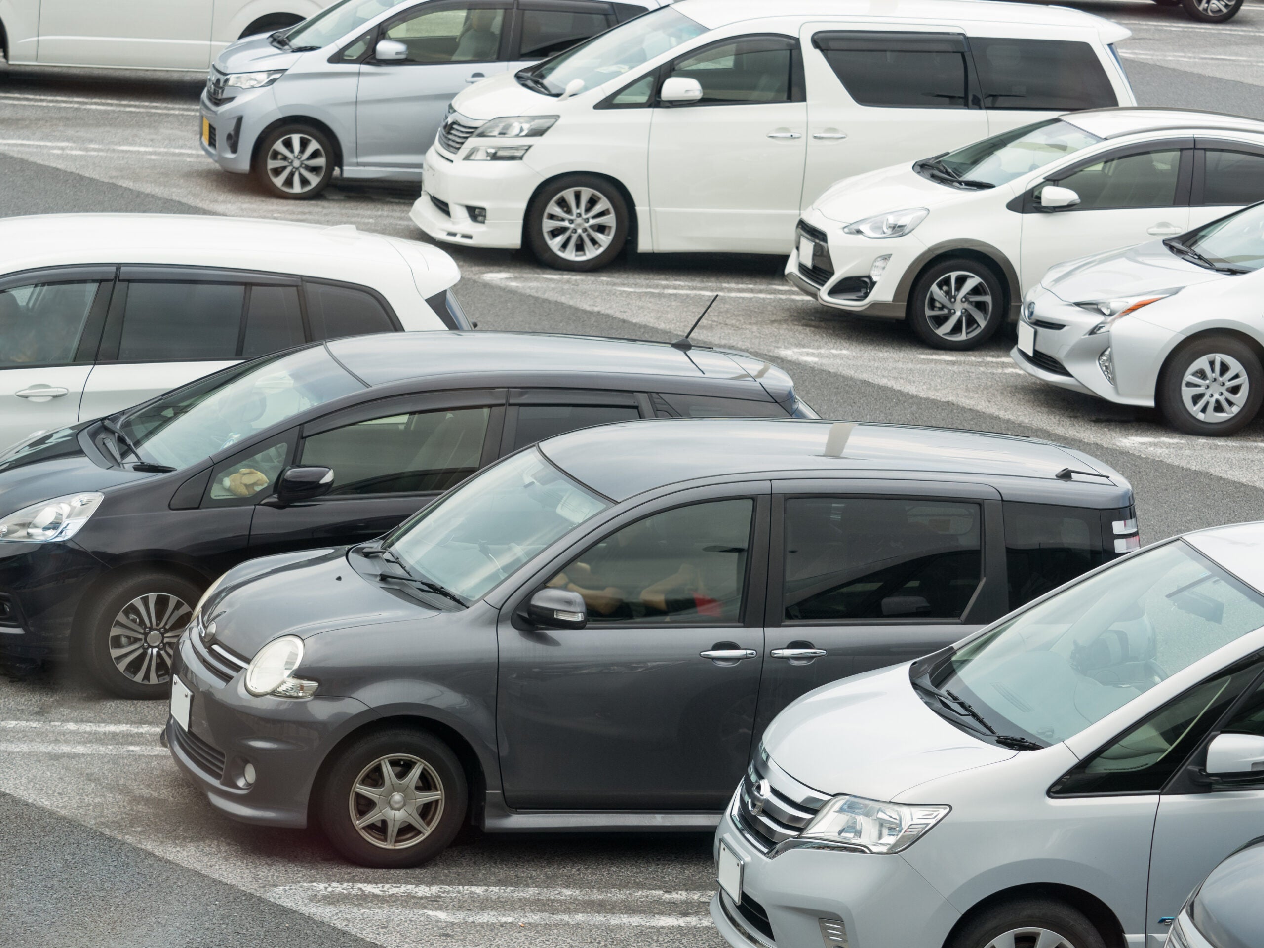 (c) moonrise - stock.adobe.com（画像は満車の駐車場のイメージ）