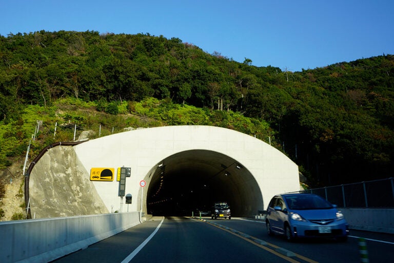 トンネルのラバーポール