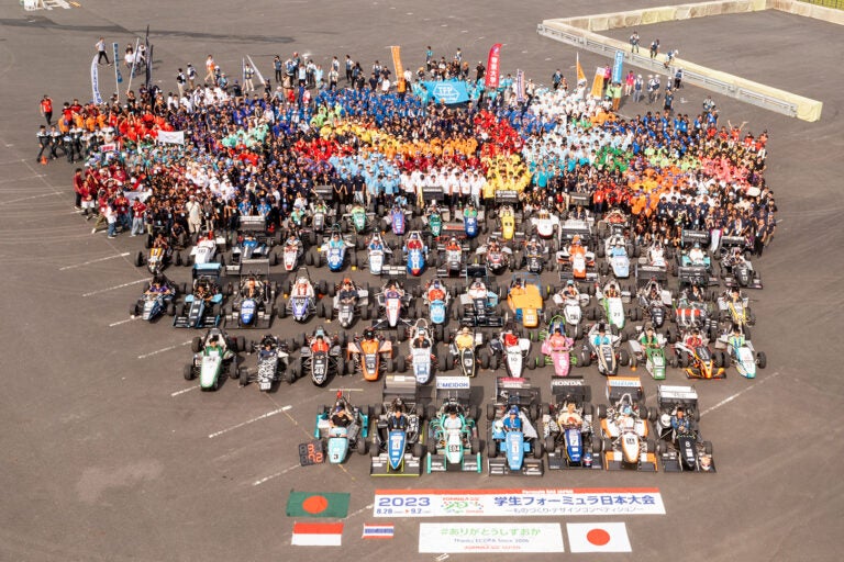 参加者たちの集合写真。今大会には国内外の学校から69台がエントリーした。