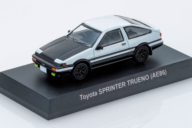 1：64スケールのAE86 トレノ（専用台座付）｜京商の「TOYOTA SPRINTER TRUENO」、全国のファミリーマートで9月7日より発売！