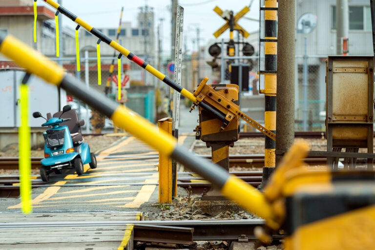 踏切で脱輪するシニアカー