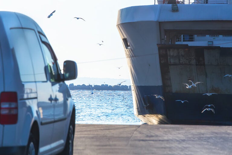 寄港するフェリーと車両