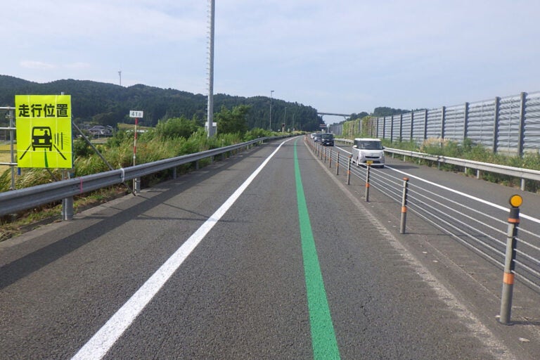日東道の車線誘導線