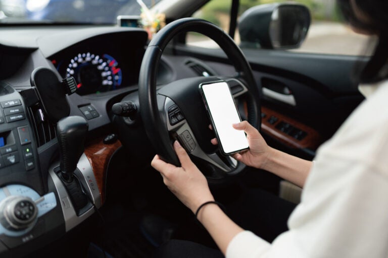 信号待ちでスマホを眺めるドライバー