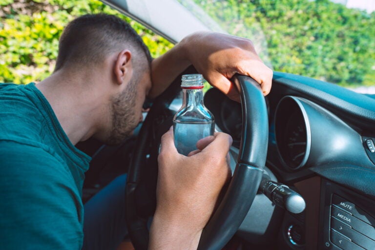 クルマと法律｜飲酒運転｜車中泊｜車内で寝ている人のイメージ