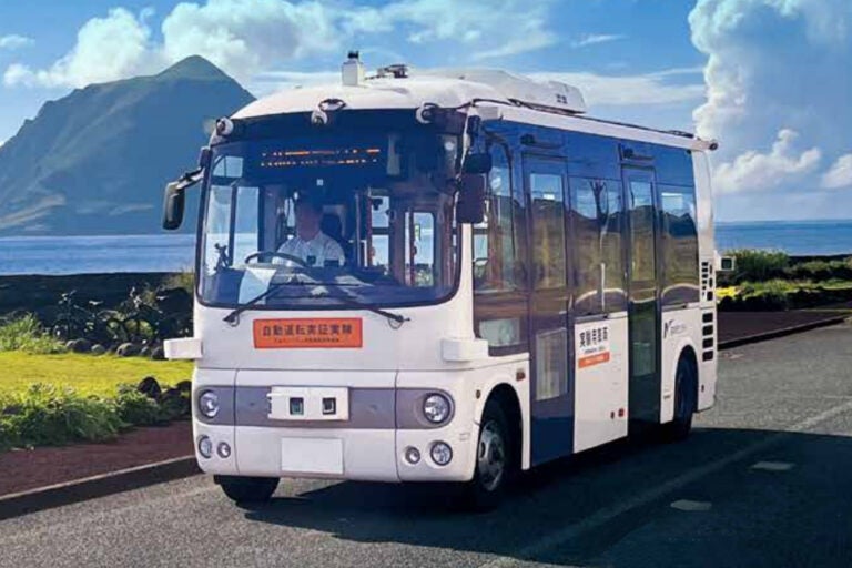 八丈島で走行する自動運転バス