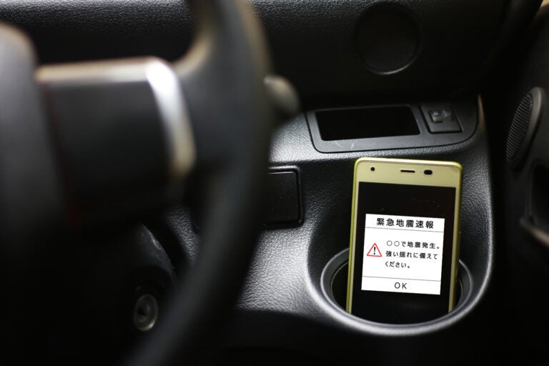 高速道路を走行中に緊急地震速報を受信する