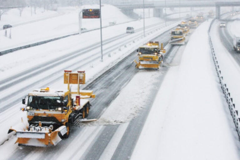 北海道の高速道路を走行する除雪車