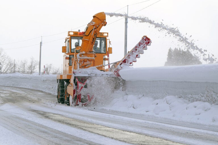 ペアで乗り込む除雪車。
