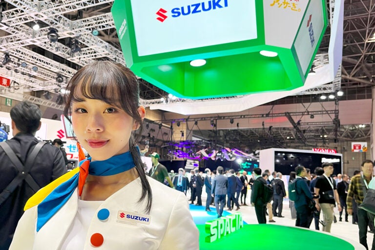 スズキブースの真悠さん