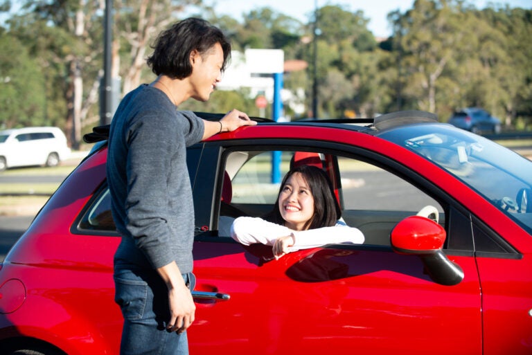 ドライブデートで休憩しているカップル。