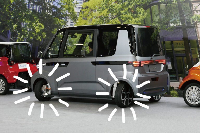 縦列駐車を想定したシーンで、平行移動しながら駐車するFOMM TWO。