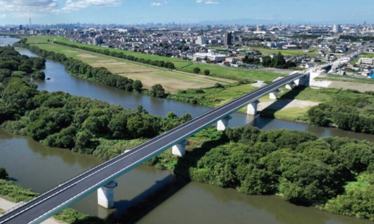 整備中の三郷流山橋有料道路の様子。