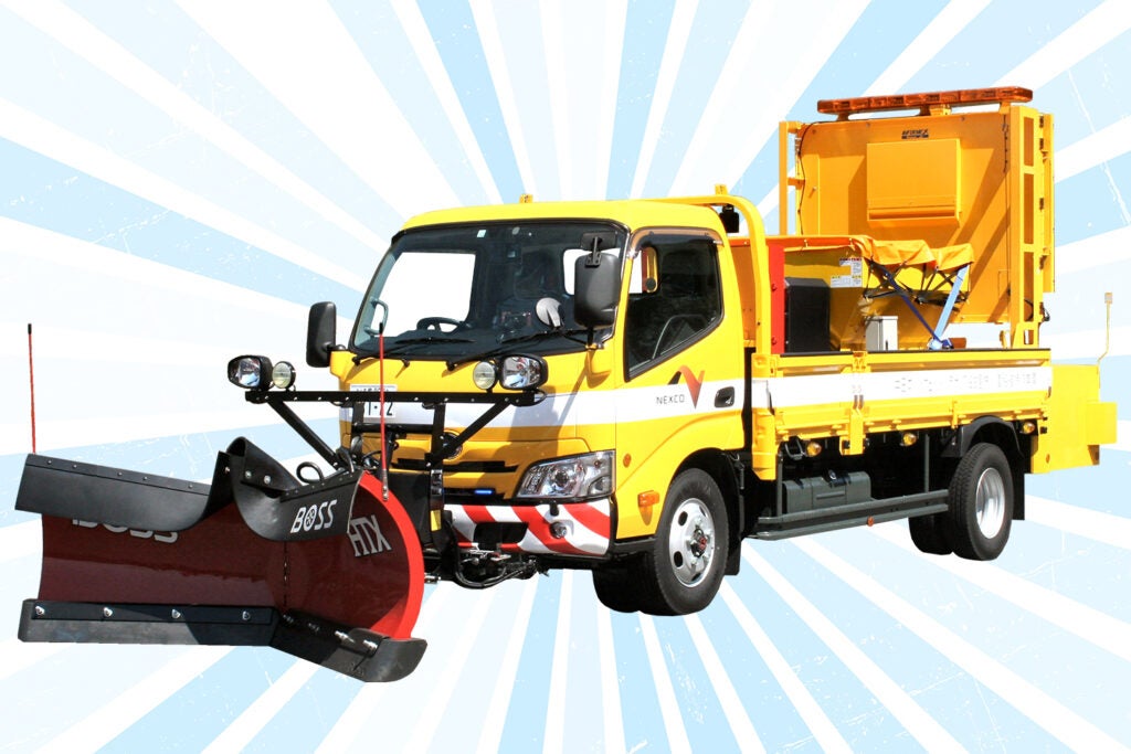 多目的道路維持作業車」って何？ 高速道路の最新車両は、標識車・除雪