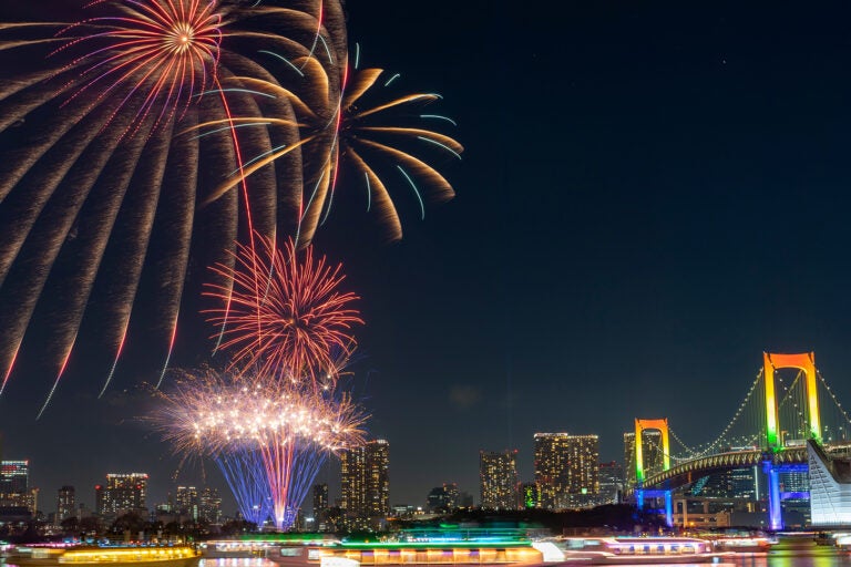 レインボーブリッジのスペシャルライトアップと花火のコラボレーション