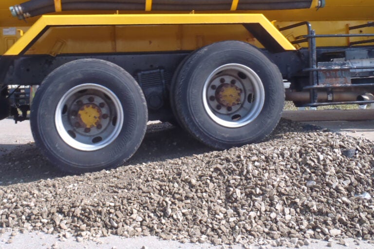 「ジオスロープ」工法の段差スロープを走行する大型車