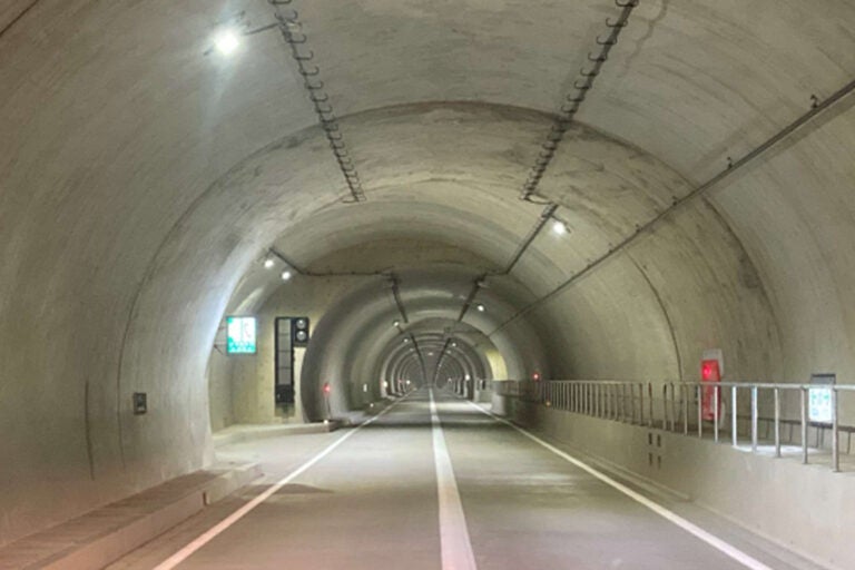 冠山峠道路の冠山トンネル