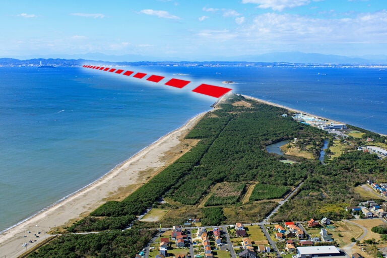 国道16号の途切れる富津岬から東京湾口道路の路線を見る