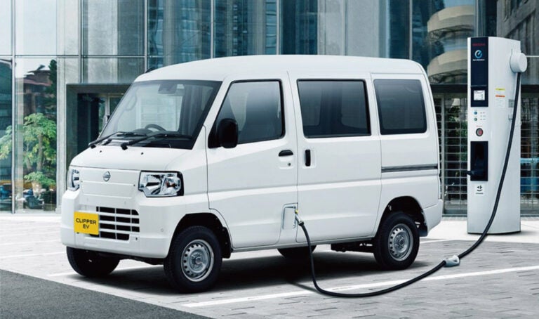 充電中の新型クリッパーEV。画像＝日産