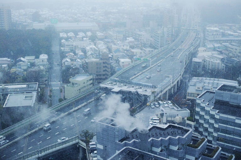 雪の首都高のイメージ