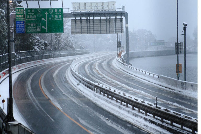 雪の首都高のイメージ