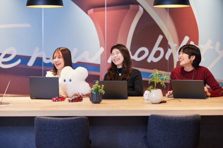 インタビューを受けていただいた、株式会社KINTOマーケティング企画部のみなさん。左から岡部サエマさん、小川彩子さん、木村遥さん。