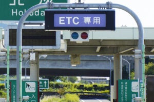 高速道路で通勤パスの社会実験が実施されている。(c) Paylessimages - stock.adobe.com