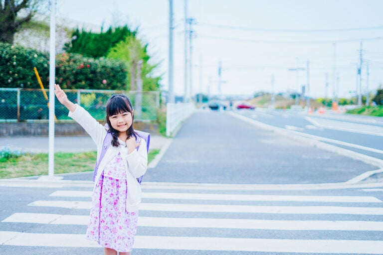 横断歩道を渡る児童