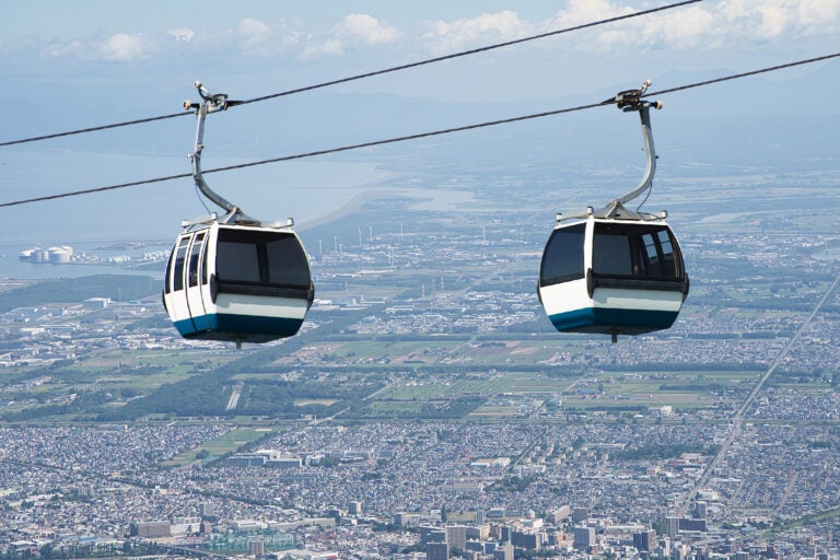 石狩の上空をロープウエーが行き交うイメージ