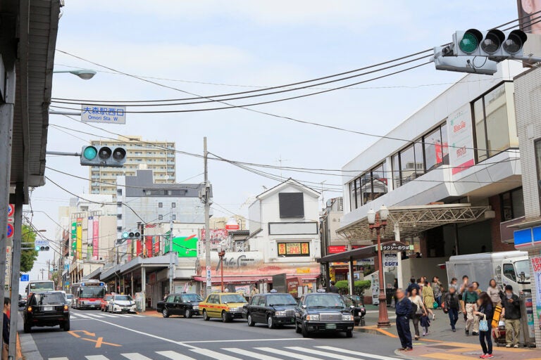 JR大森駅前の西口は駅前空間はほぼなし
