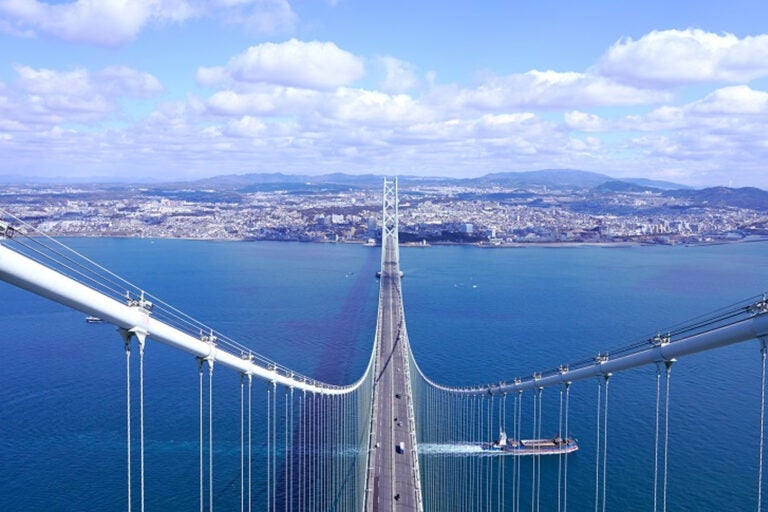 管理路の足元の板の隙間から明石海峡を見下ろす