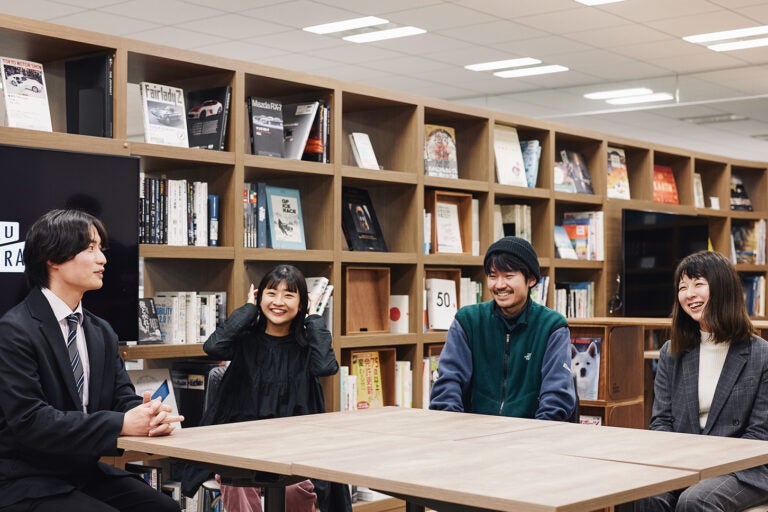 座談会に参加した4人の若者