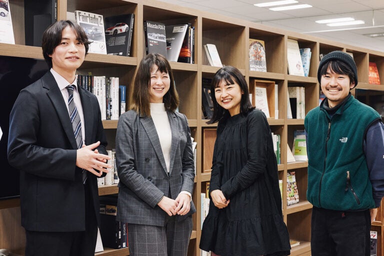 座談会に参加した4人の若者
