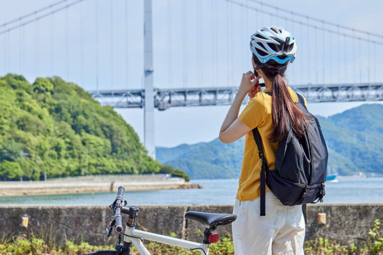 しまなみ海道をサイクリングする女性