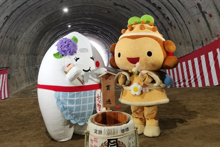 圏央道の未開通区間の難所・芝山トンネルの貫通を地元のゆるキャラが祝福