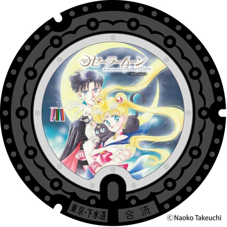 （1） セーラームーン＆タキシード仮面 設置場所：麻布十番商店街入口（麻布十番2-1先） 由来： 麻布十番商店街入口は、月野うさぎ（セーラームーン）と地場衛（タキシード仮面）が運命の再会を果たした場所。作中には、連載当時は設置されていた商店街入口の看板も登場している。また、うさぎと仲間たちが麻布十番周辺で生活をしていることから、麻布十番商店街には作品に登場するお店や、作者である武内直子氏が当時通っていたお店等、ゆかりのスポットが多くある。