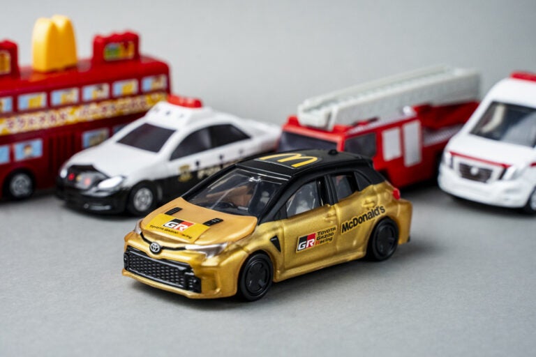 トミカくじセット＋オマケ金のカローラ 黄金に輝くトヨタ「GRカローラ」公開!? ミニカー版は“ハッピー