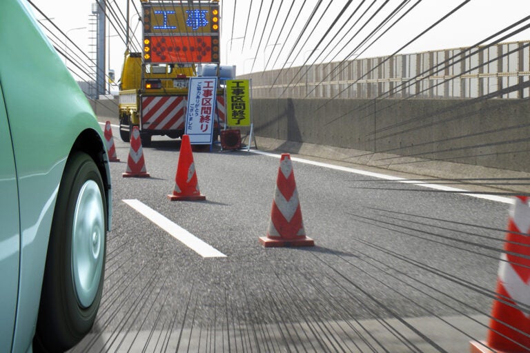 高速道路の工事規制内に進入するイメージ