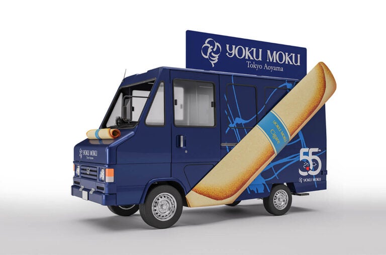 巨大ヨックモックを携えた「BLUE GIFT TRUCK」