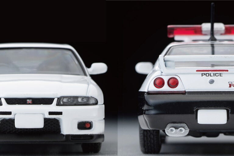 写真左から「日産 スカイライン GT-R」のV-spec N1仕様（白）と、パトロールカー（埼玉県警）仕様。版権元商品化許諾申請済。(c)TOMYTEC
