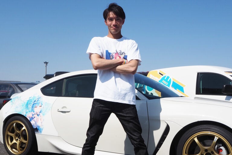 トヨタGR86ベースの痛車とオーナー