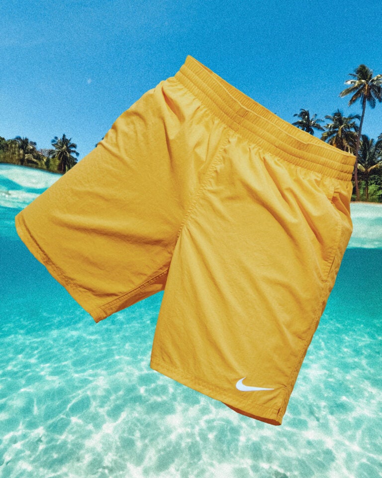 ドライブに最適！「フリークス ストア × ナイキ スイム」の水陸両用ショーツが登場。